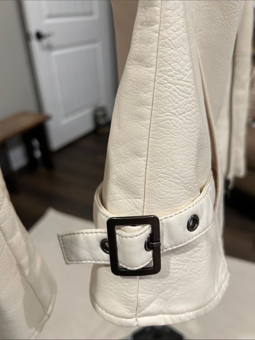 Colleen Lopez Off-White Leather Moto Jacket with Black Hardware / full zip - Picture 6 of 7